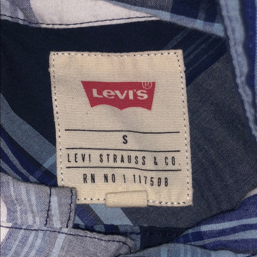Levi’s button up - Picture 3 of 3